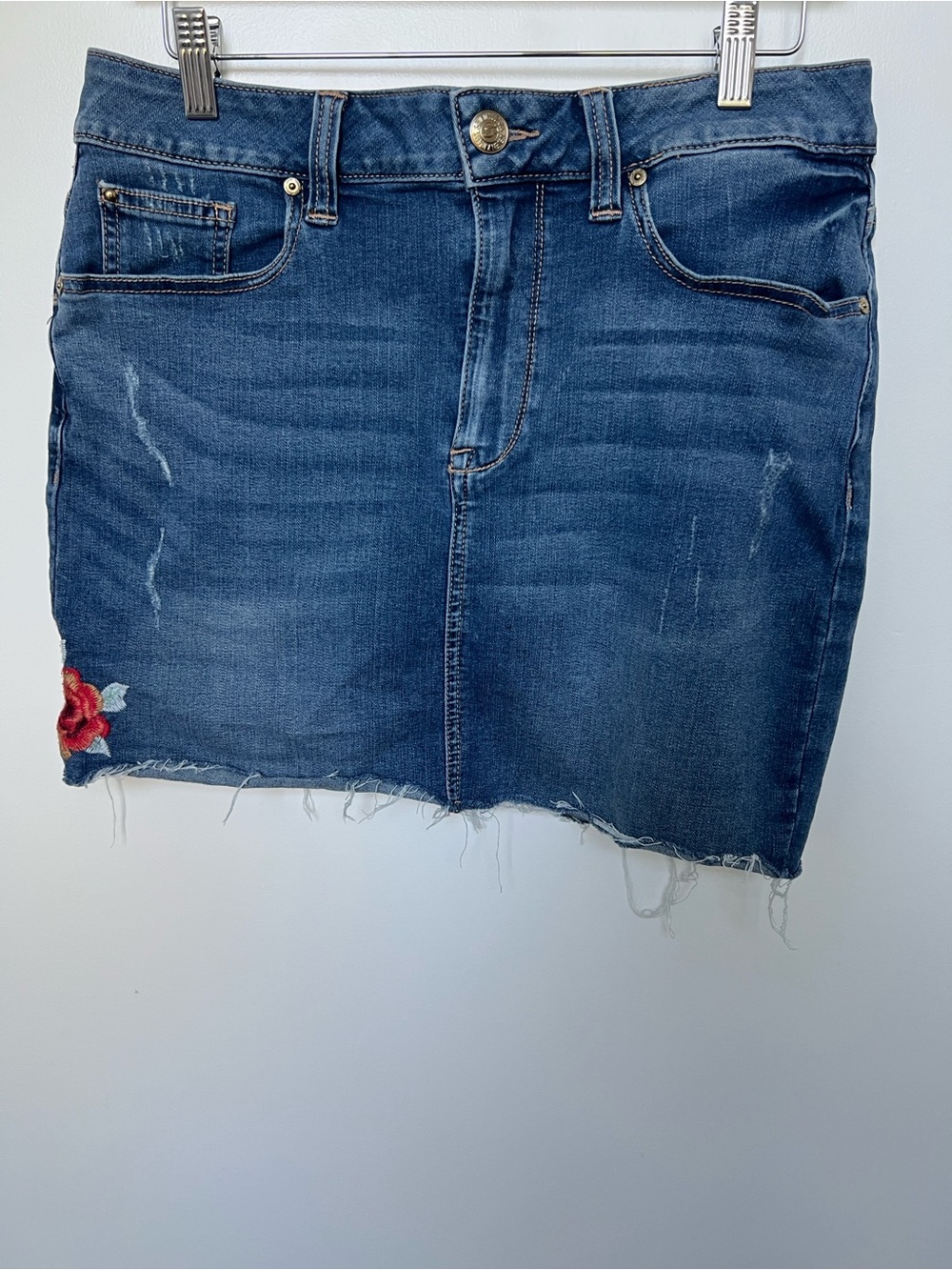 Seven7 Blue Denim women’s Mini Skirt with Red Floral Embroidery size 10